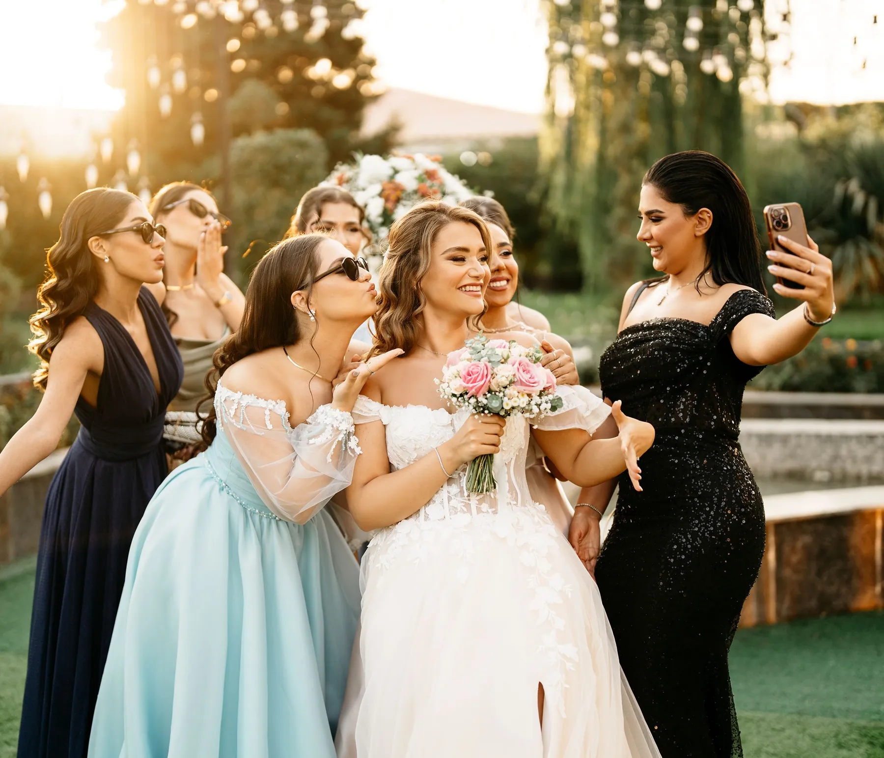 Convidadas a tirar uma selfie com a noiva ao fim da tarde
