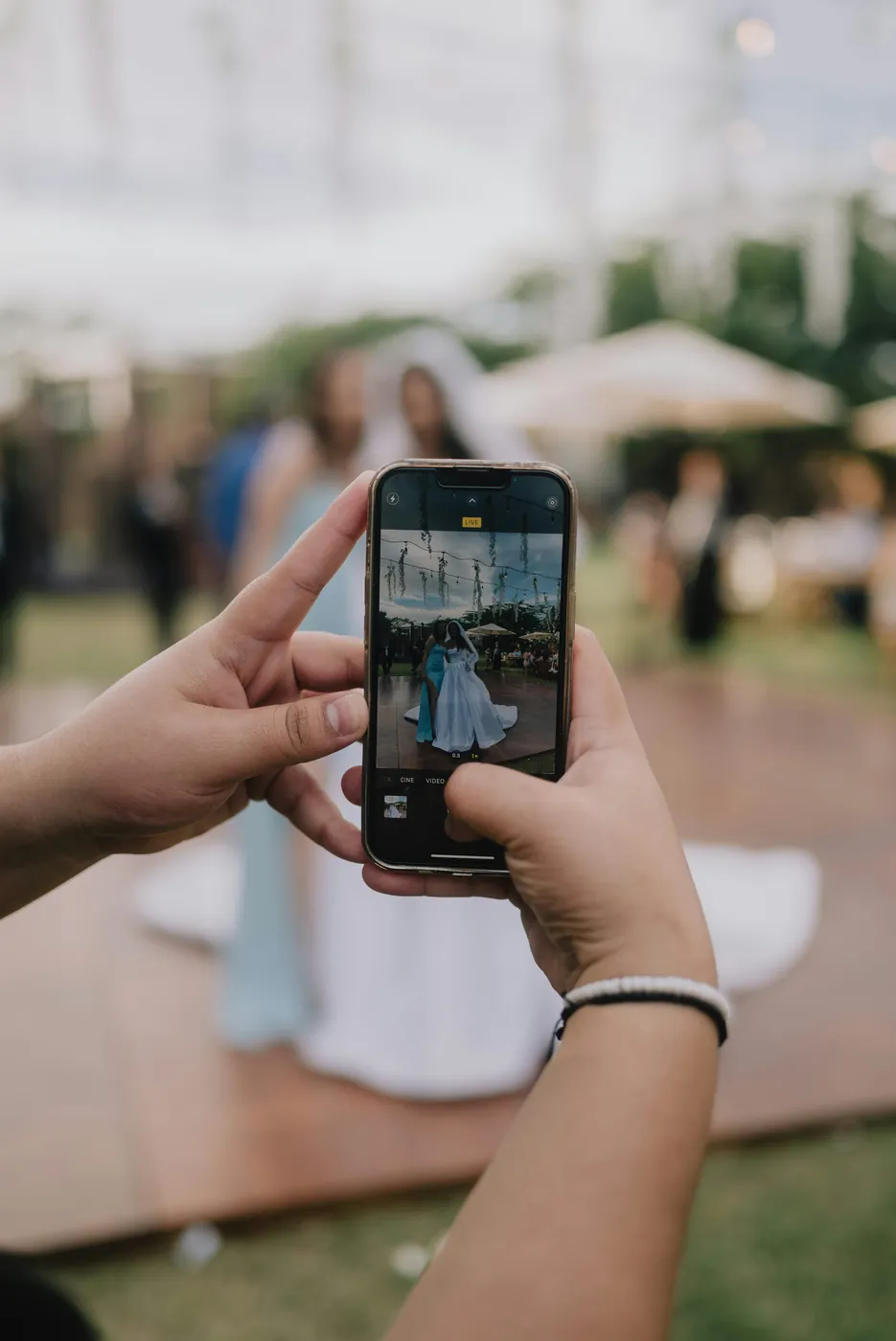 Telemóvel a fotografar os noivos na pista