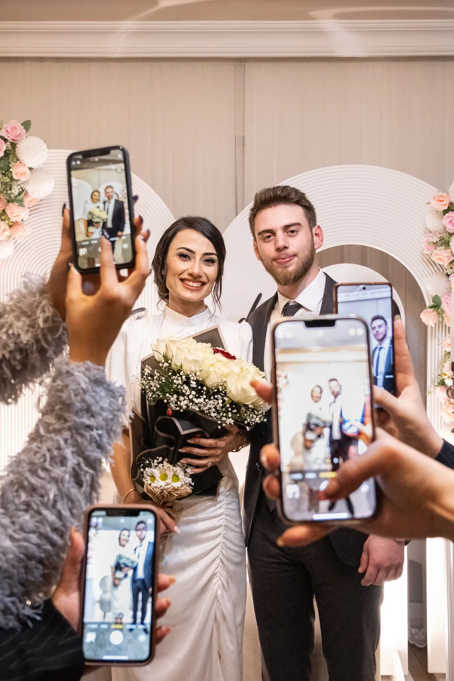 Convidados a fotografar os noivos, cada um do seu lado