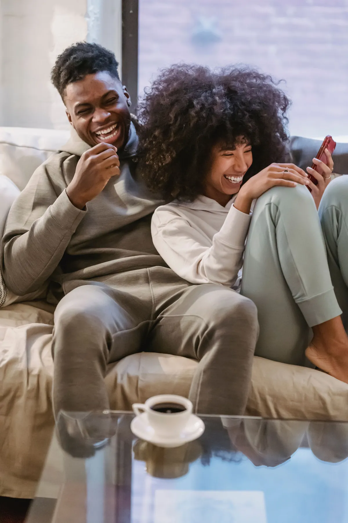 Um casal no sofá a ver o site do casamento no telemóvel