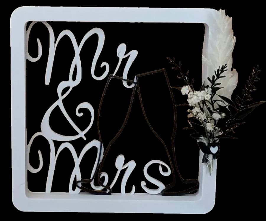 Moldura Mr & Mrs com duas taças a brindar