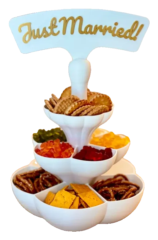 Bandeja de três andares com placa Just Married