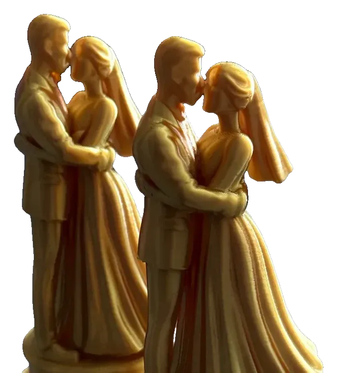 Estatueta dos noivos abraçados em estilo troféu