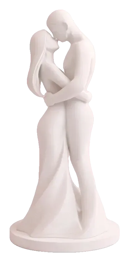 Escultura moderna de um casal abraçado
