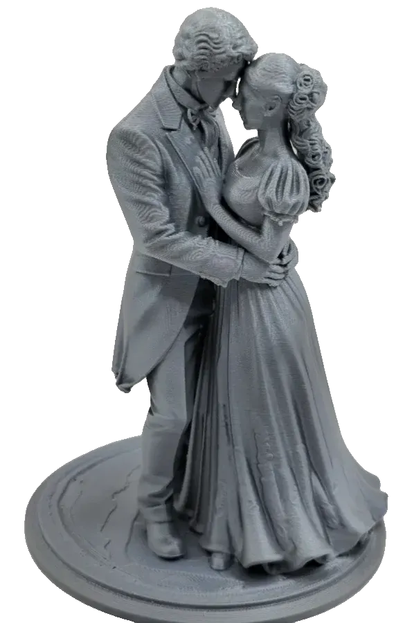 Casal de época num abraço romântico
