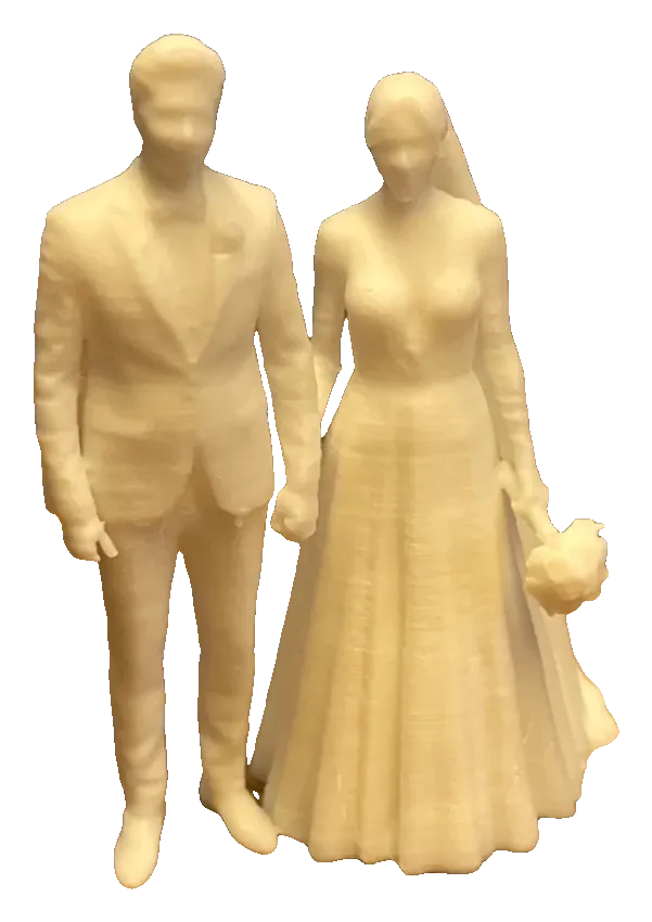 Noivos em miniatura, ela com ramo e véu comprido