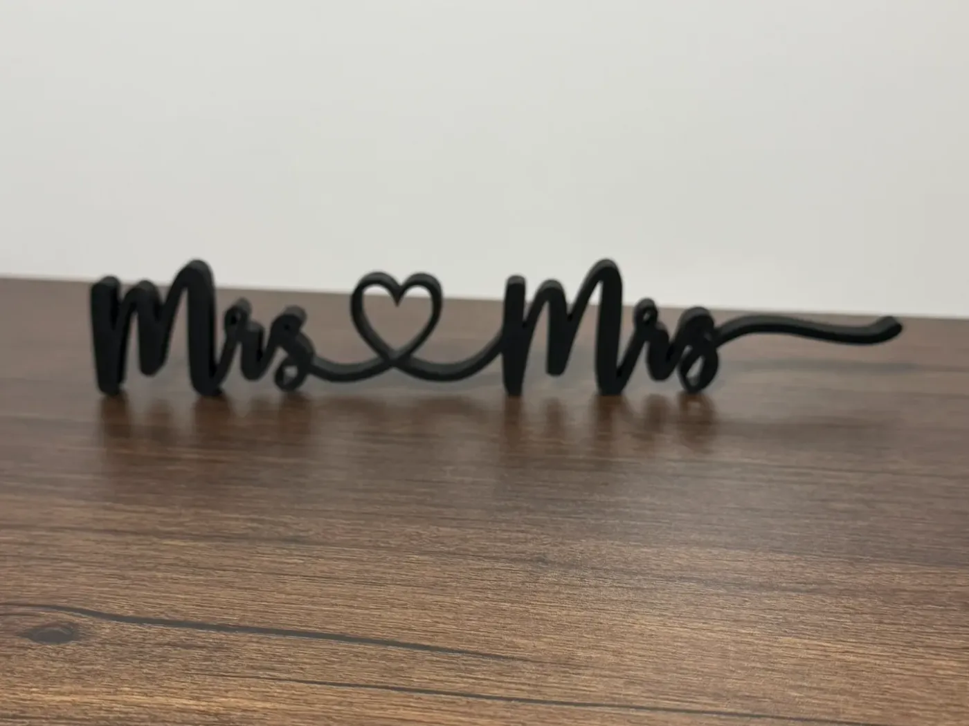 Mrs e Mrs em caligrafia unidas por um coração