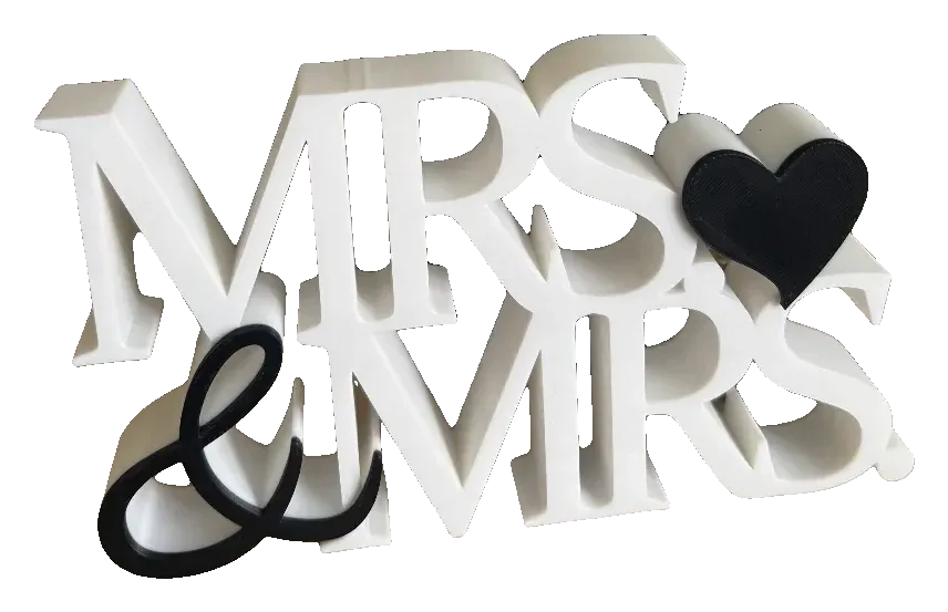 Letras Mrs & Mrs com coração em contraste