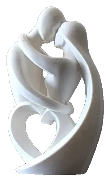 Escultura de casal abraçado com coração vazado