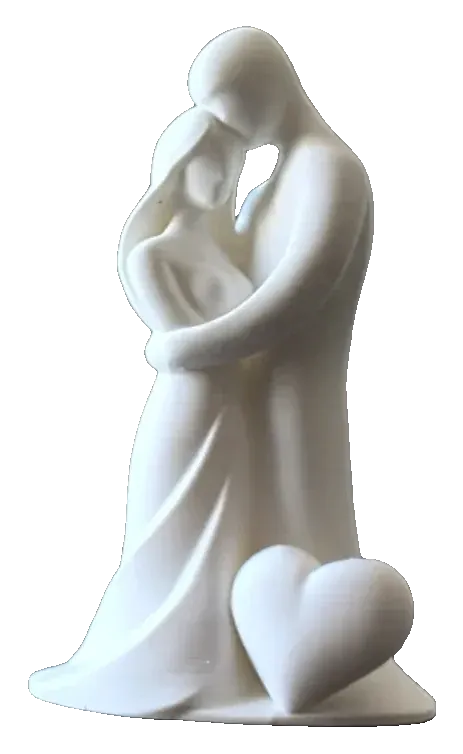 Escultura do abraço com coração aos pés