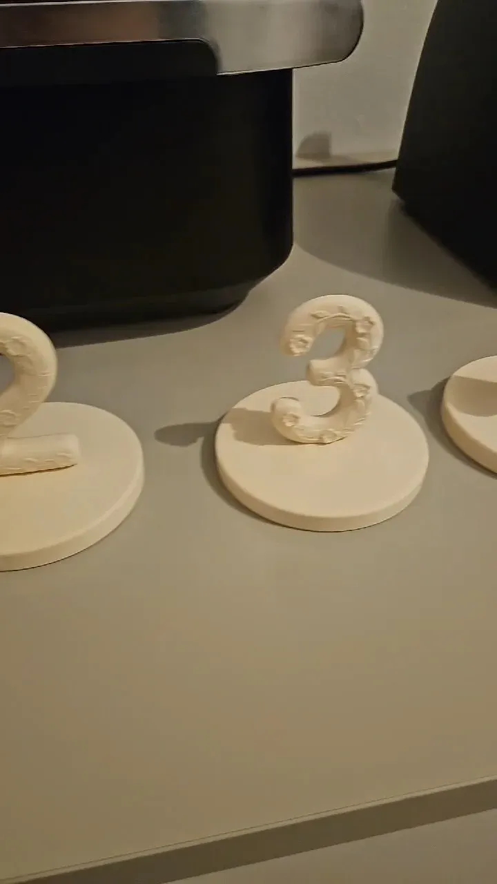 Números de mesa com flores, numa base redonda