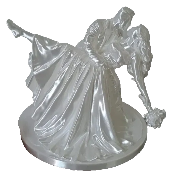 Noivos a dançar, escultura numa base redonda