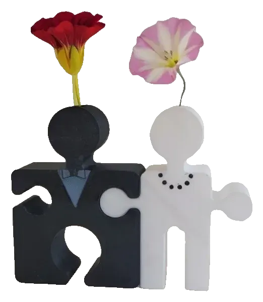 Noivos em peças de puzzle com lugar para uma flor