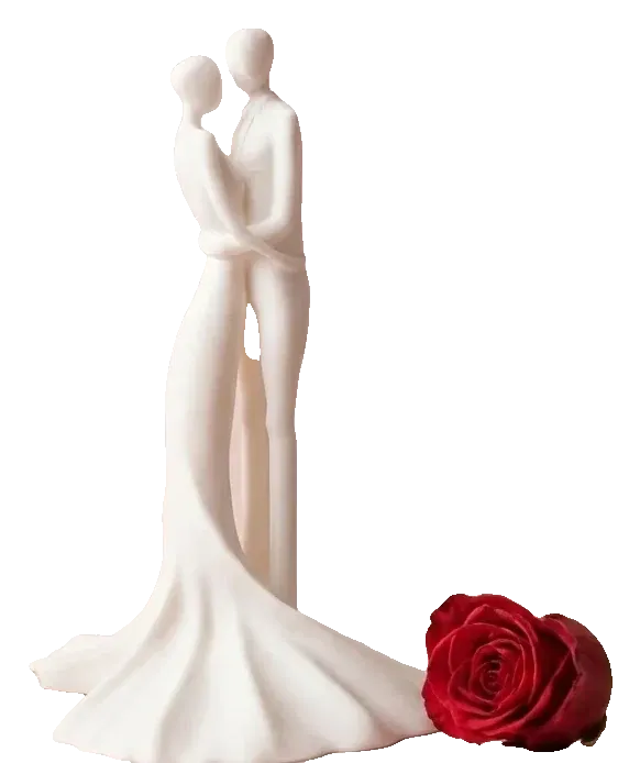 Escultura dos noivos com vestido em coração