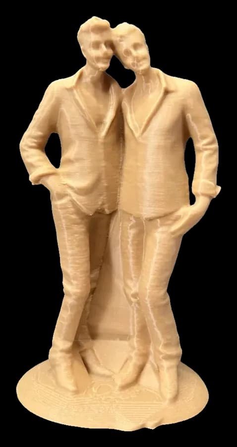 Estatueta de dois noivos de fato, lado a lado