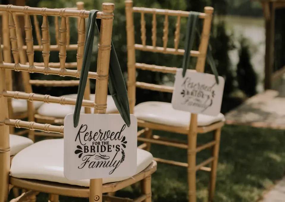Placas «Reservado» para as cadeiras das famílias